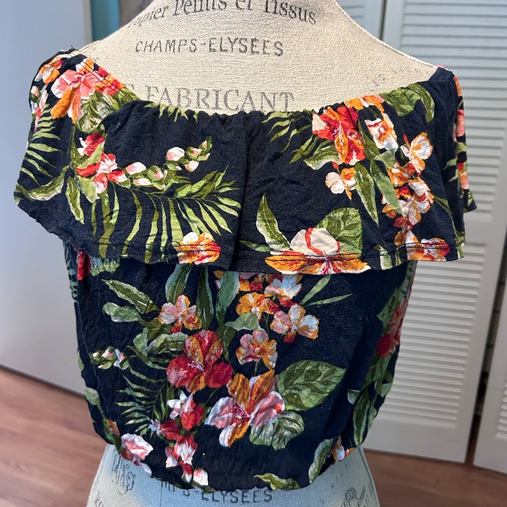 Beautiful floral print crop top. Size: small